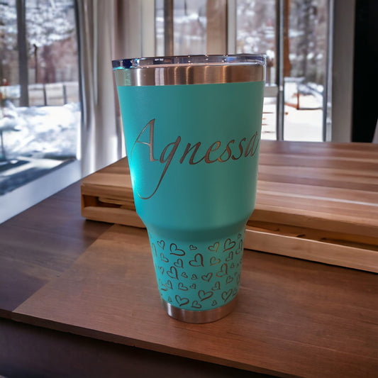 Personalisierter Thermobecher 900ml in Türkis mit Gravur von Namen und Herzen auf dem Becher.