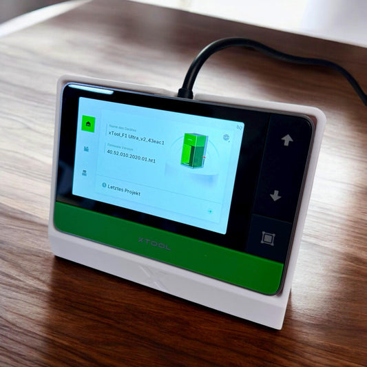xTool F1 Ultra Stand – Ergonomischer Touchscreen-Ständer mit klarem Display auf Holzoberfläche