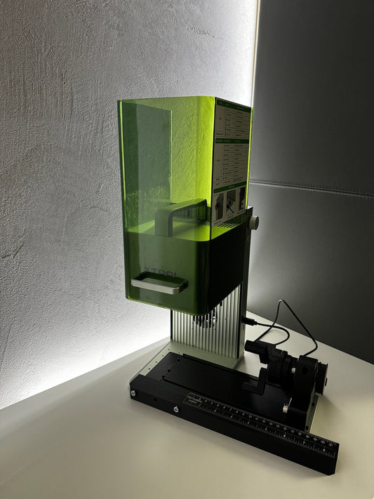 xTool F1 RA2 Alignment Tool – Präzises Ausrichtwerkzeug für Bauteile auf einem Tisch mit entspanntem Hintergrund.