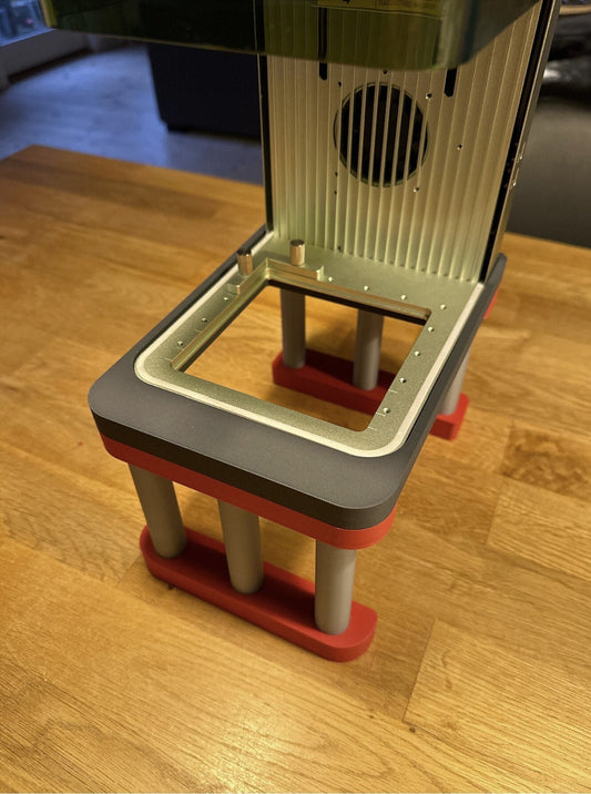 Xtool F1 Riser mit Chuck Tilt Jig für die Gravur großer Objekte, gezeigt auf einem Holzarbeitsplatz.