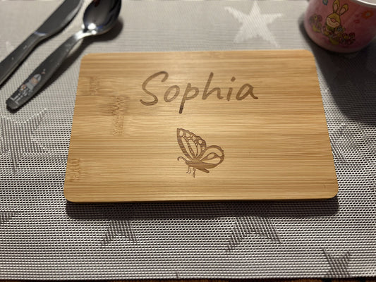 Personalisierte Frühstücksbrettchen Bambus mit dem Namen Sophia und einem Schmetterling