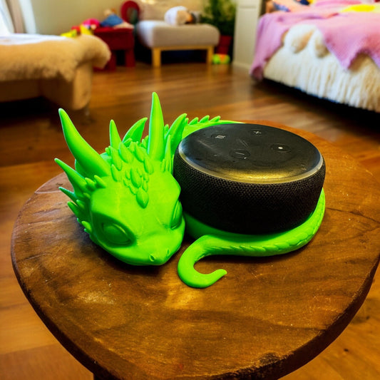 Drachenbaby Halter Alexa Echo Dot 3 & 5 – Verspielter Baby Drache in leuchtendem Grün auf einem Tisch