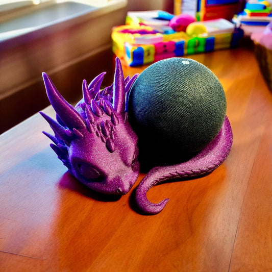 Echo Dot Halterung Kinderzimmer – Drachenbaby hält Alexa Echo Dot 5 und 3, perfektes Kinderzimmer Accessoire.