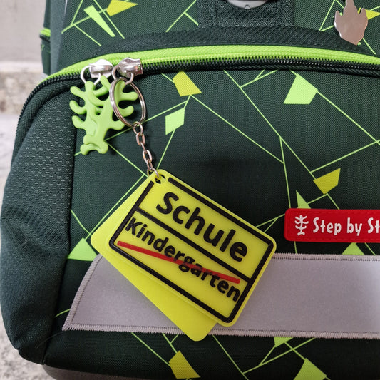 Personalisierter Anhänger mit Namen an einem Rucksack für Schule und Kindergarten.