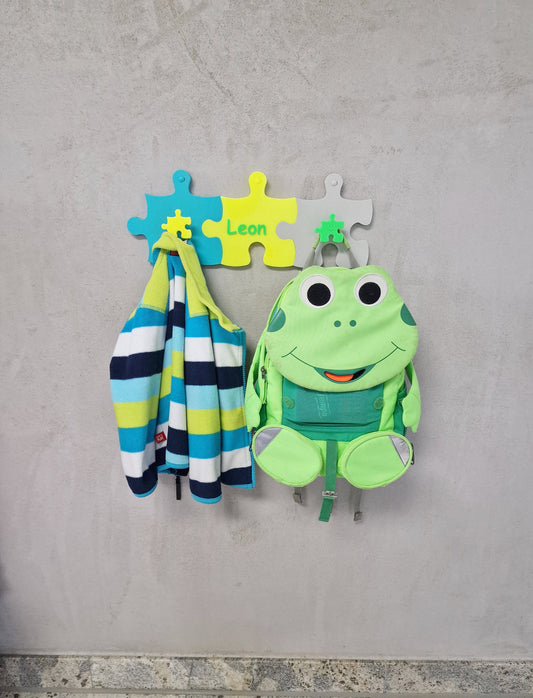 Kindergarderobe Puzzle – personalisierbare Garderobenhaken mit Jacke und Rucksack für Kinder.