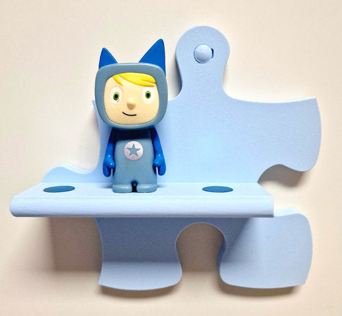 Tonie Wandregal Starterset mit einem blauen Puzzle-Regal und Tonie-Figur in Kinderzimmer-UI-Design.