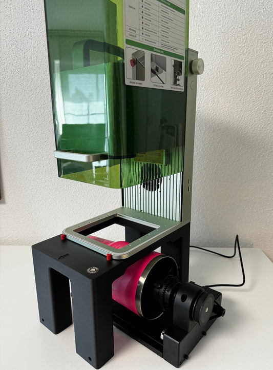 Xtool F1 Riser – Erhöhung & Adapter für größere Gravurobjekte mit grüner Abdeckung.