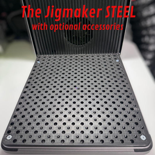 Jigmaker STEEL für Xtool F1 Ultra mit optionalen Zubehörteilen auf einer Lochplatte