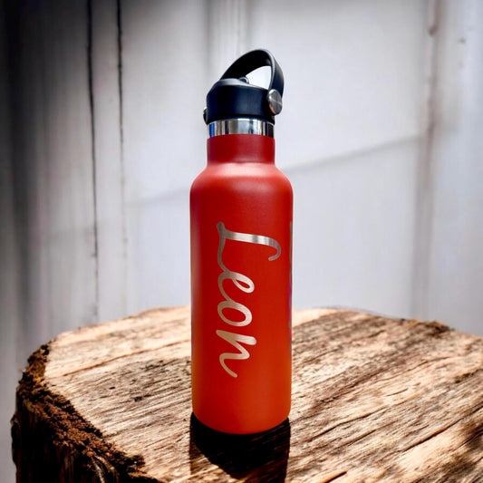 Personalisierte Thermoflasche 500ml in rot mit Wunschgravur "Leon", aus Edelstahl.