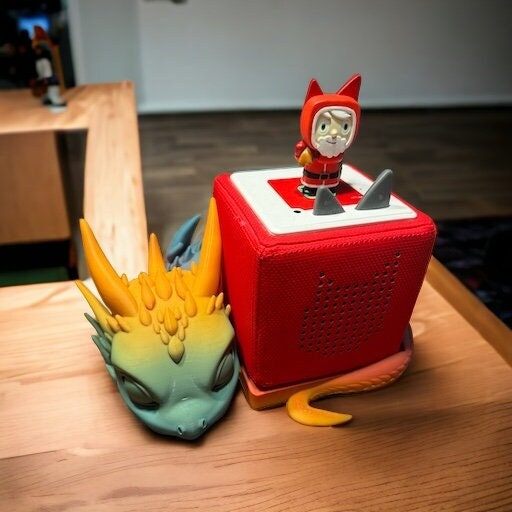 Toniebox Ständer Drachenbaby mit einem Drachen und einer Figur auf einem Tisch im Kinderzimmer
