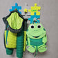 Kinderzimmer Garderoben-Erweiterung mit bunten Haken, grüner Jacke und Frosch-Rucksack von Leon.