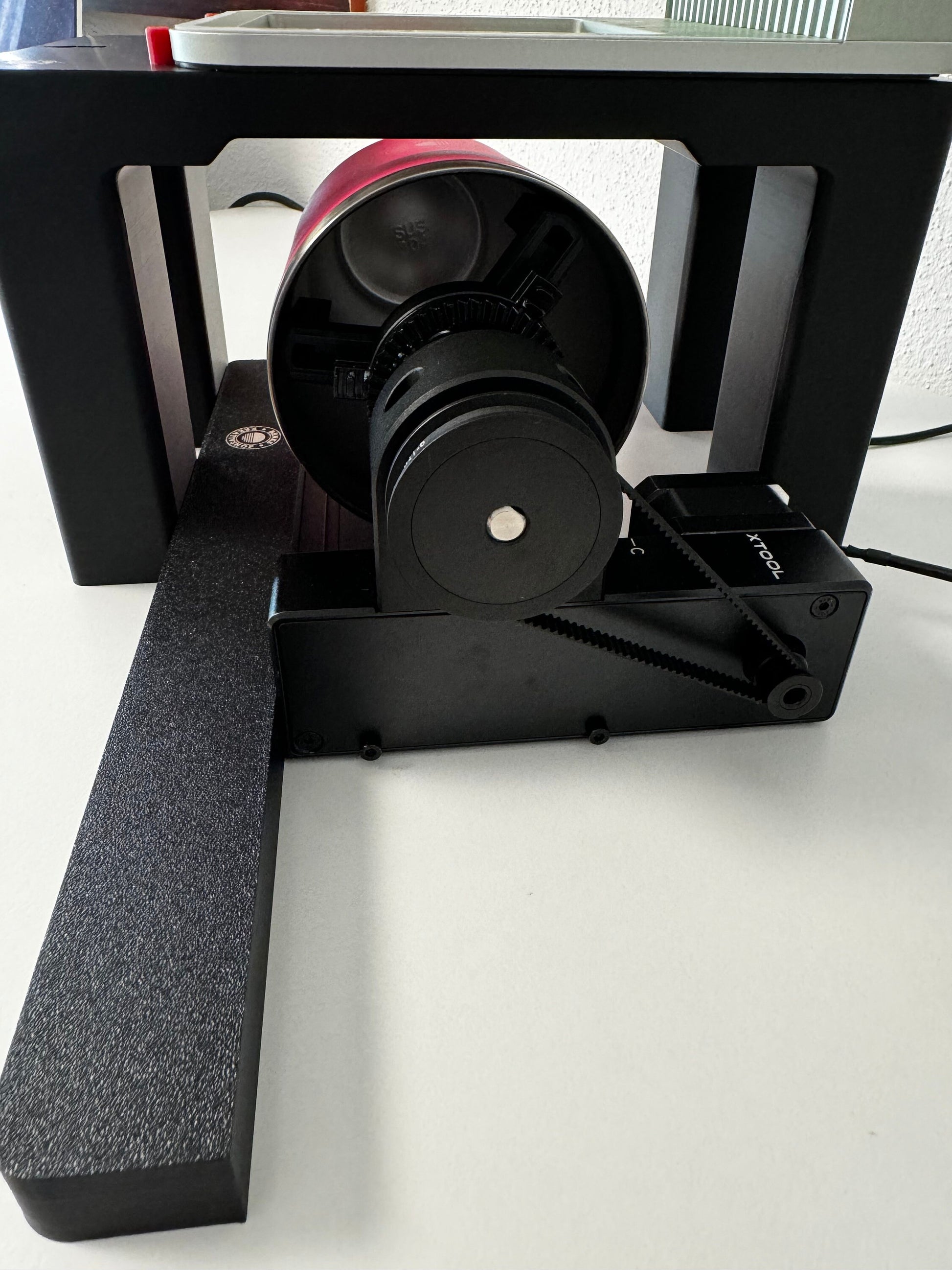 Xtool F1 Riser – Ansicht des Adapters für größere Gravurobjekte und Lasermaschinen.