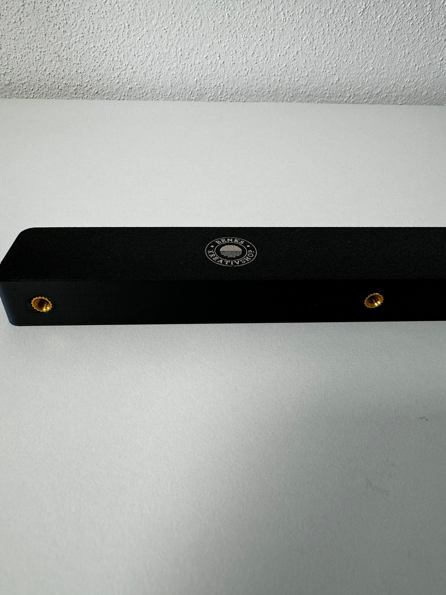 Xtool F1 Riser – Erhöhung und Adapter für größere Gravurobjekte in schwarz, mit goldenen Schrauben.