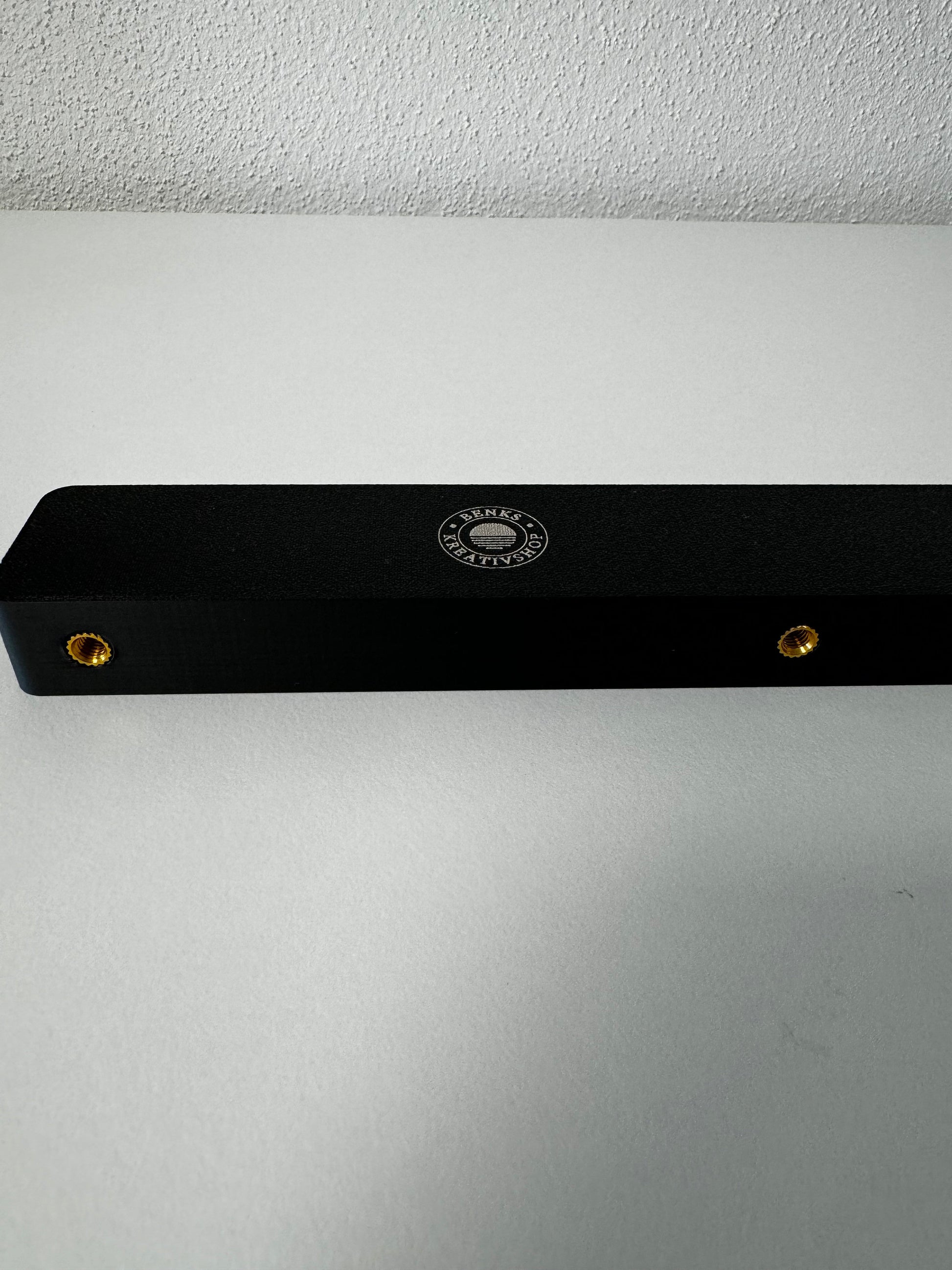 Xtool F1 Riser – Erhöhung und Adapter für größere Gravurobjekte in schwarz, mit goldenen Schrauben.