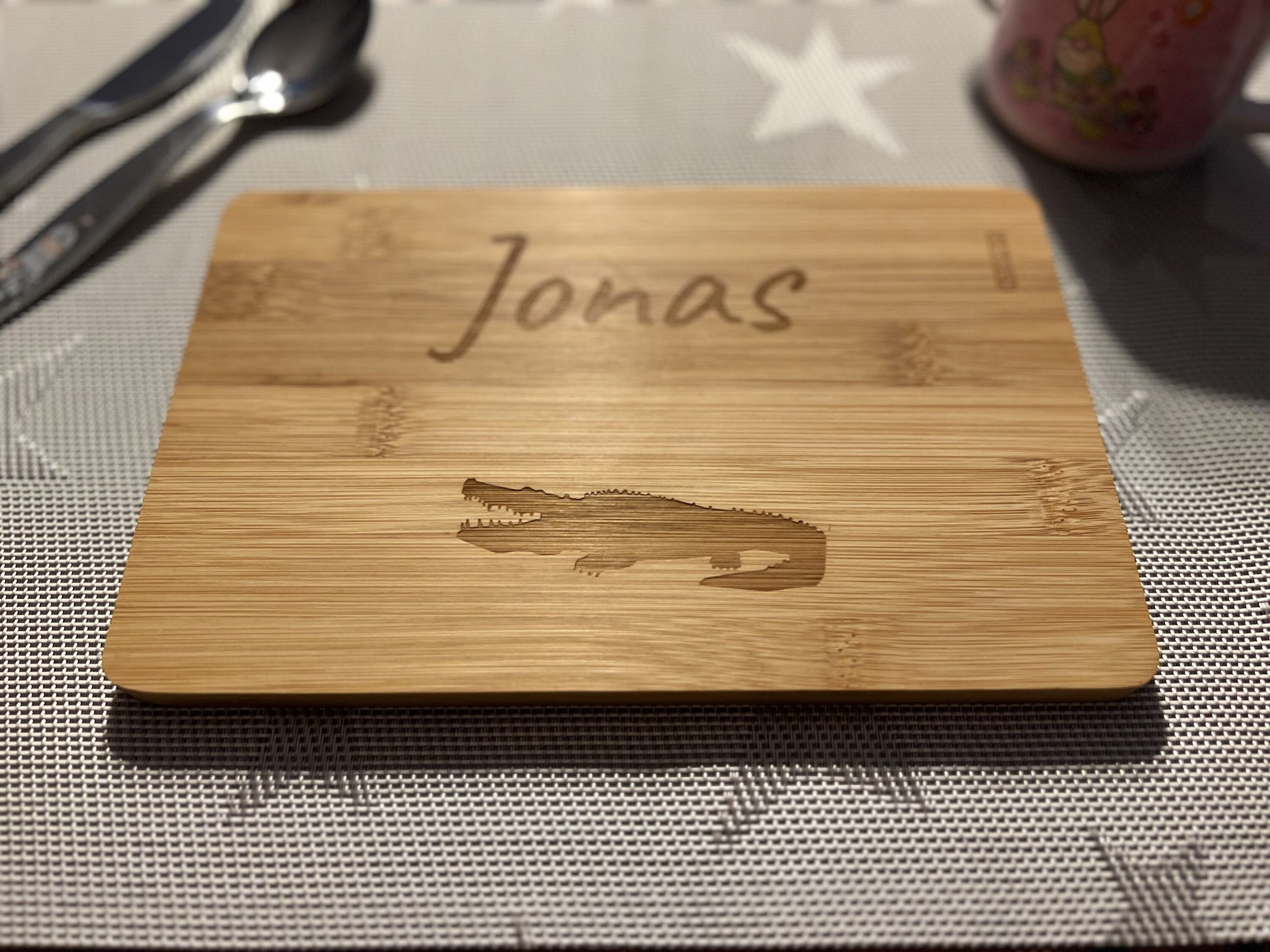 Personalisierte Frühstücksbrettchen Bambus mit Gravur Jonas und Krokodil-Motiv
