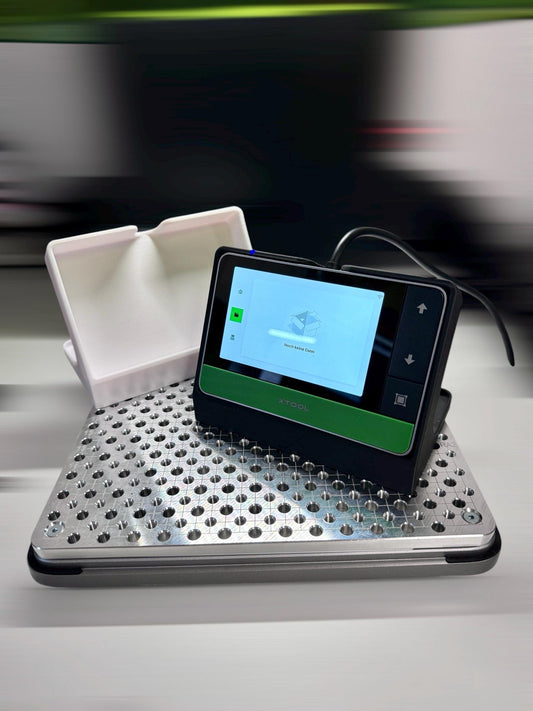 xTool F1 Ultra Stand – Ergonomischer Touchscreen-Ständer mit Bedienfeld auf Metalloberfläche