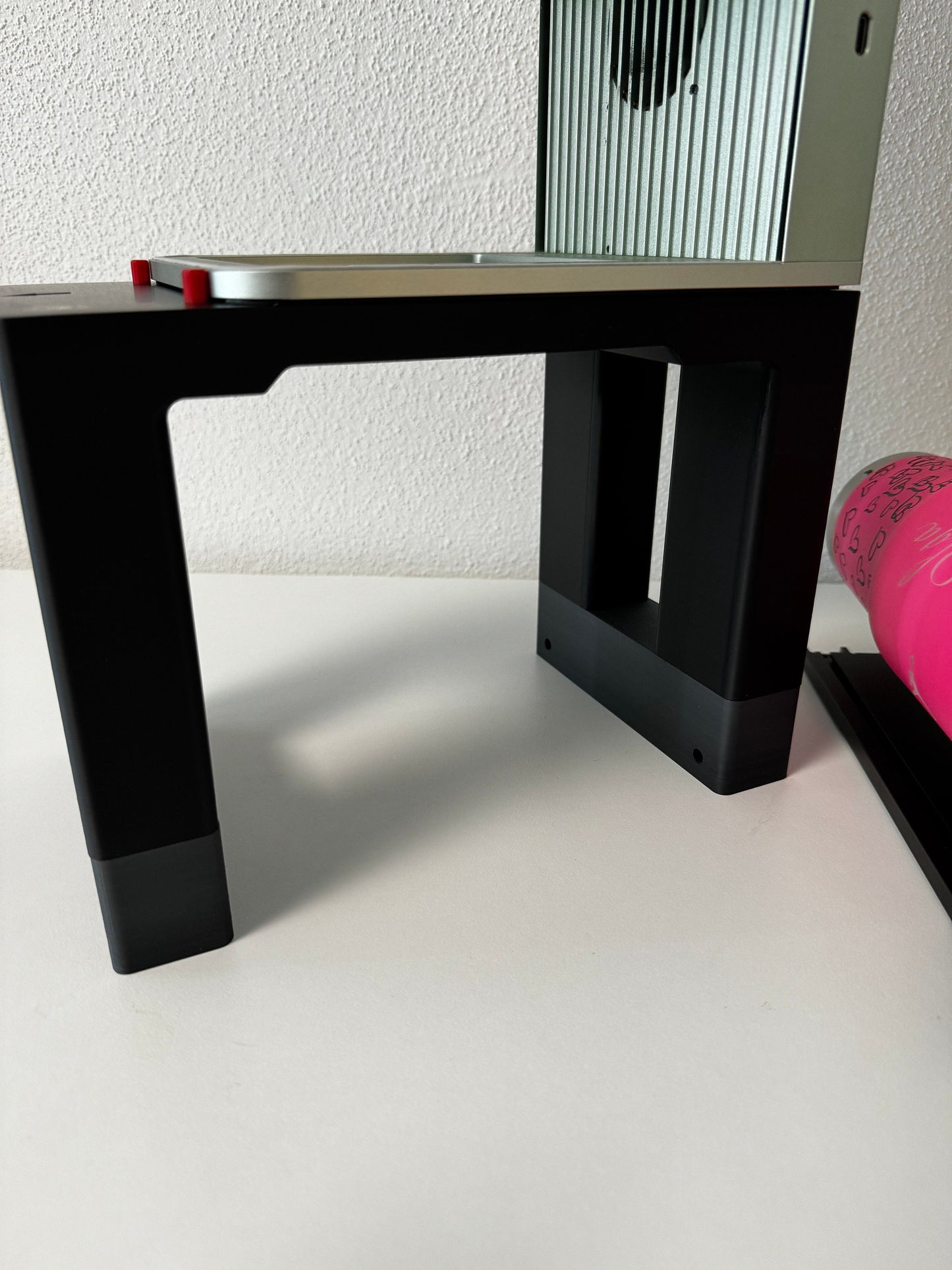 Xtool F1 Riser – Erhöhung für größere Gravurobjekte wie Becher und Tassen.
