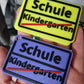 Personalisierter Anhänger mit Namen in leuchtenden Farben, ideal für Schule und Kindergarten.