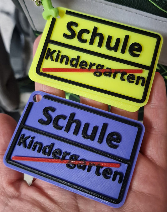 Personalisierter Anhänger mit Namen in leuchtenden Farben, ideal für Schule und Kindergarten.