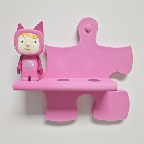 Tonie Wandregal Starterset mit pinkem Puzzle-Regal und Tonie-Figur, perfekte Aufbewahrungslösung für Kinderzimmer.