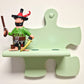 Tonie Wandregal Starterset mit Piratenfigur auf grünem Puzzle-Regal für Kinderzimmerordnung