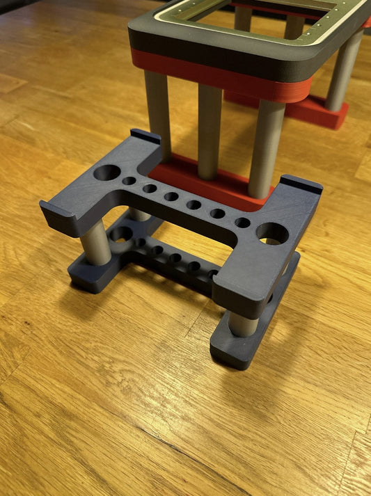 xTool F1 Riser Table – Erhöhungstisch für RA2, kompakte Struktur mit mehreren Löchern.