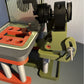 Xtool F1 Riser mit Chuck Tilt Jig – Detailansicht des Riser zur Gravur großer Objekte.