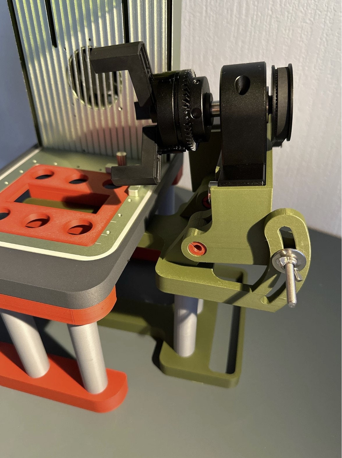 Xtool F1 Riser mit Chuck Tilt Jig – Detailansicht des Riser zur Gravur großer Objekte.