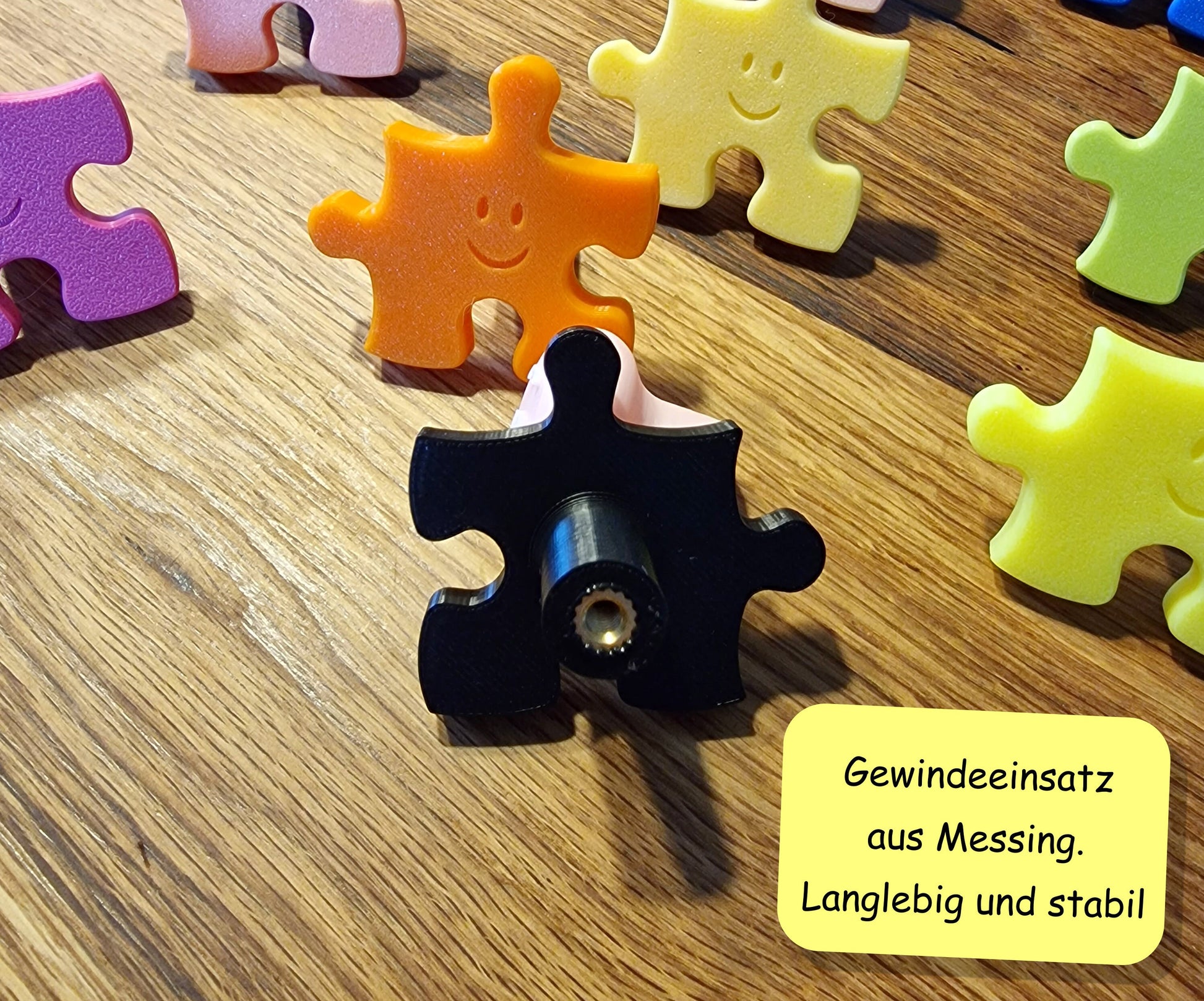 Kindergarderobe Puzzle – Erweiterbare Garderobenhaken und Griffe mit hochwertigen Messing-Gewindeeinsätzen.