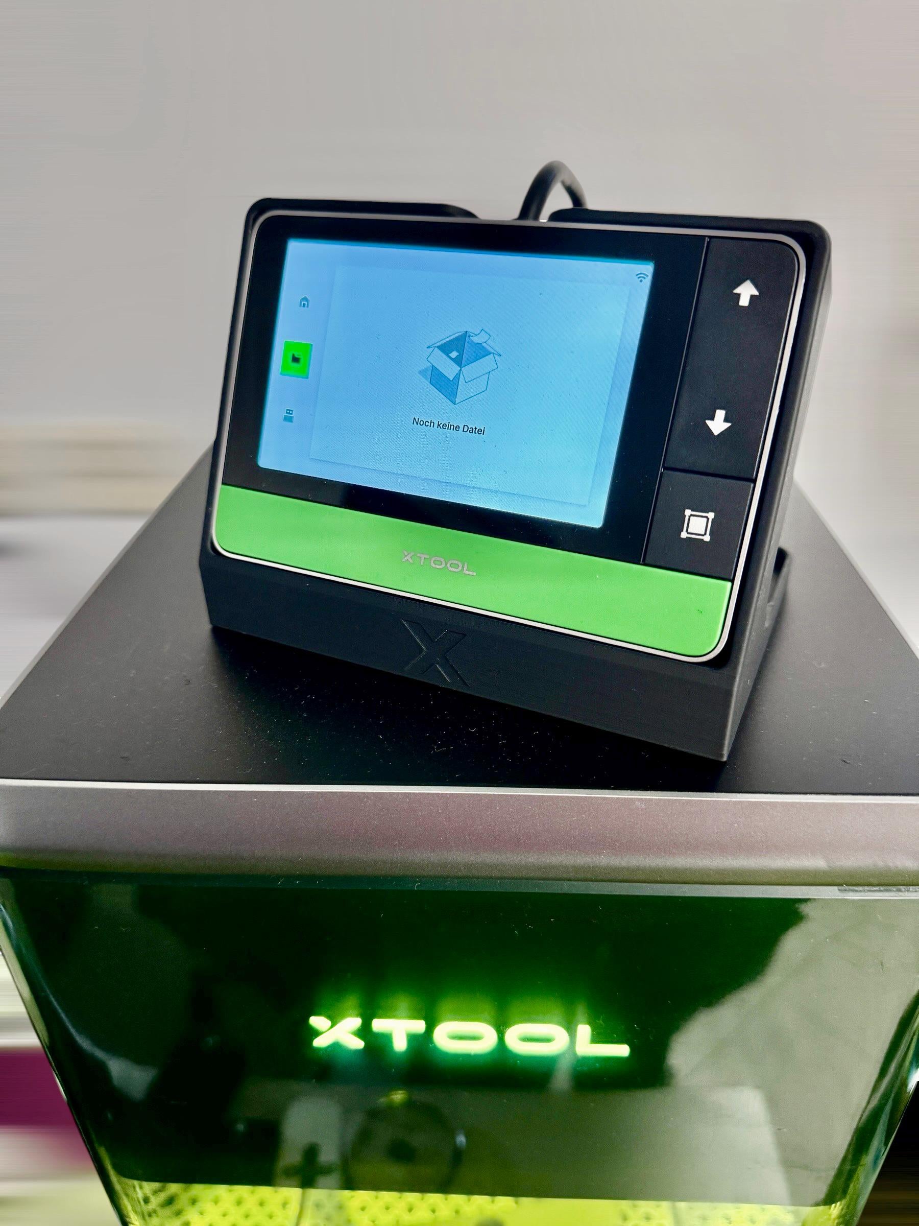 xTool F1 Ultra Stand – Ergonomischer Touchscreen-Ständer mit Bedienoberfläche für einfache Handhabung.