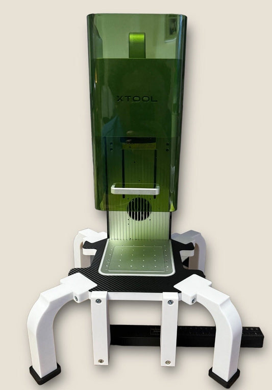 Xtool F1 Riser XL – extra große Erhöhung für Gravurobjekte mit grünem Design und stabilen weißen Beinen.