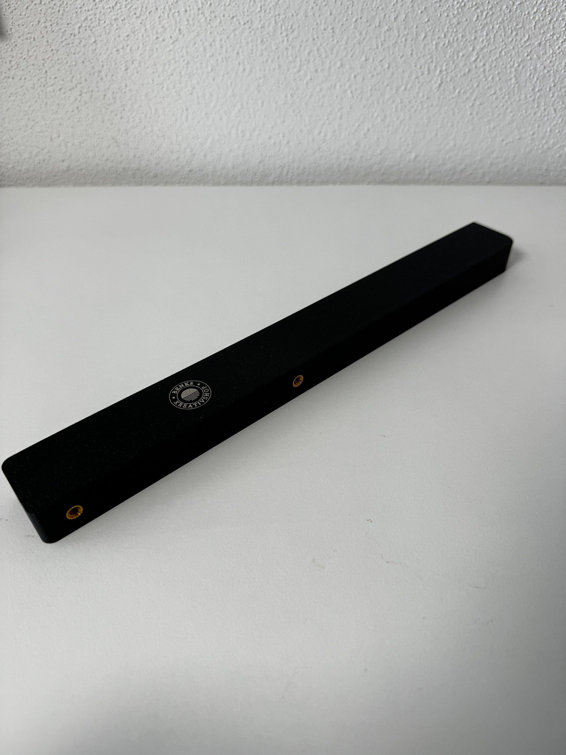 Xtool F1 Riser - Erhöhung & Adapter für größere Gravurobjekte auf einem weißen Hintergrund