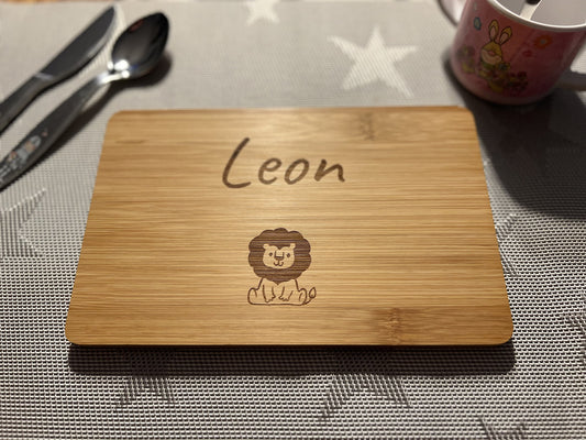 Personalisierte Frühstücksbrettchen Bambus mit dem Namen Leon und einem Löwenmotiv als Lasergravur