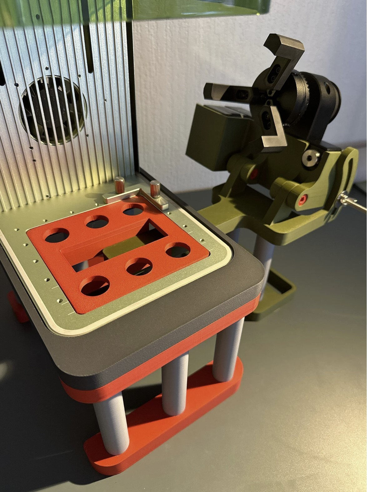 Xtool F1 Riser mit Chuck Tilt Jig – Gravur großer Objekte