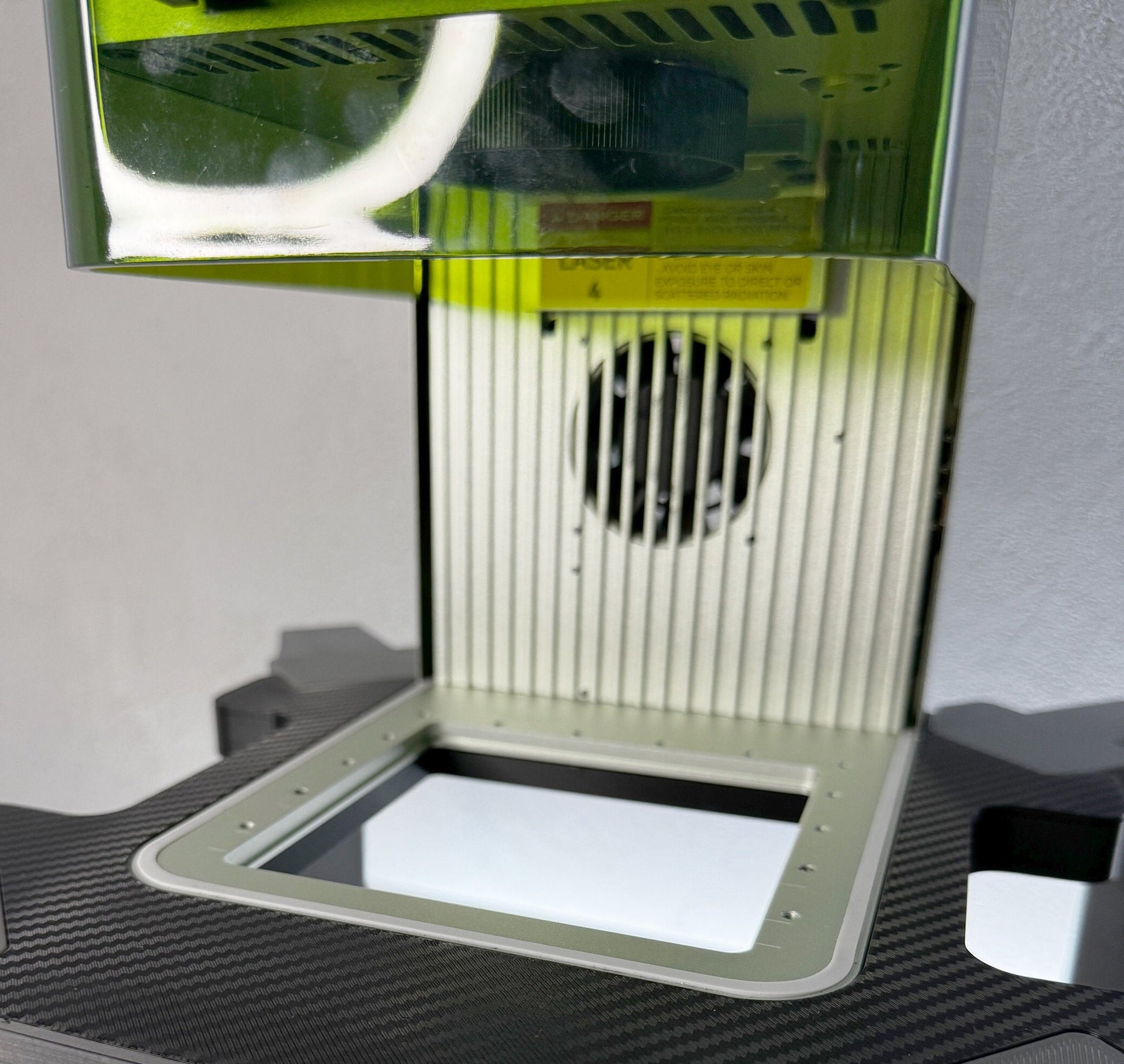 Xtool F1 Riser XL – Detailansicht der großen Erhöhung für Gravurobjekte und Laseranwendungen.