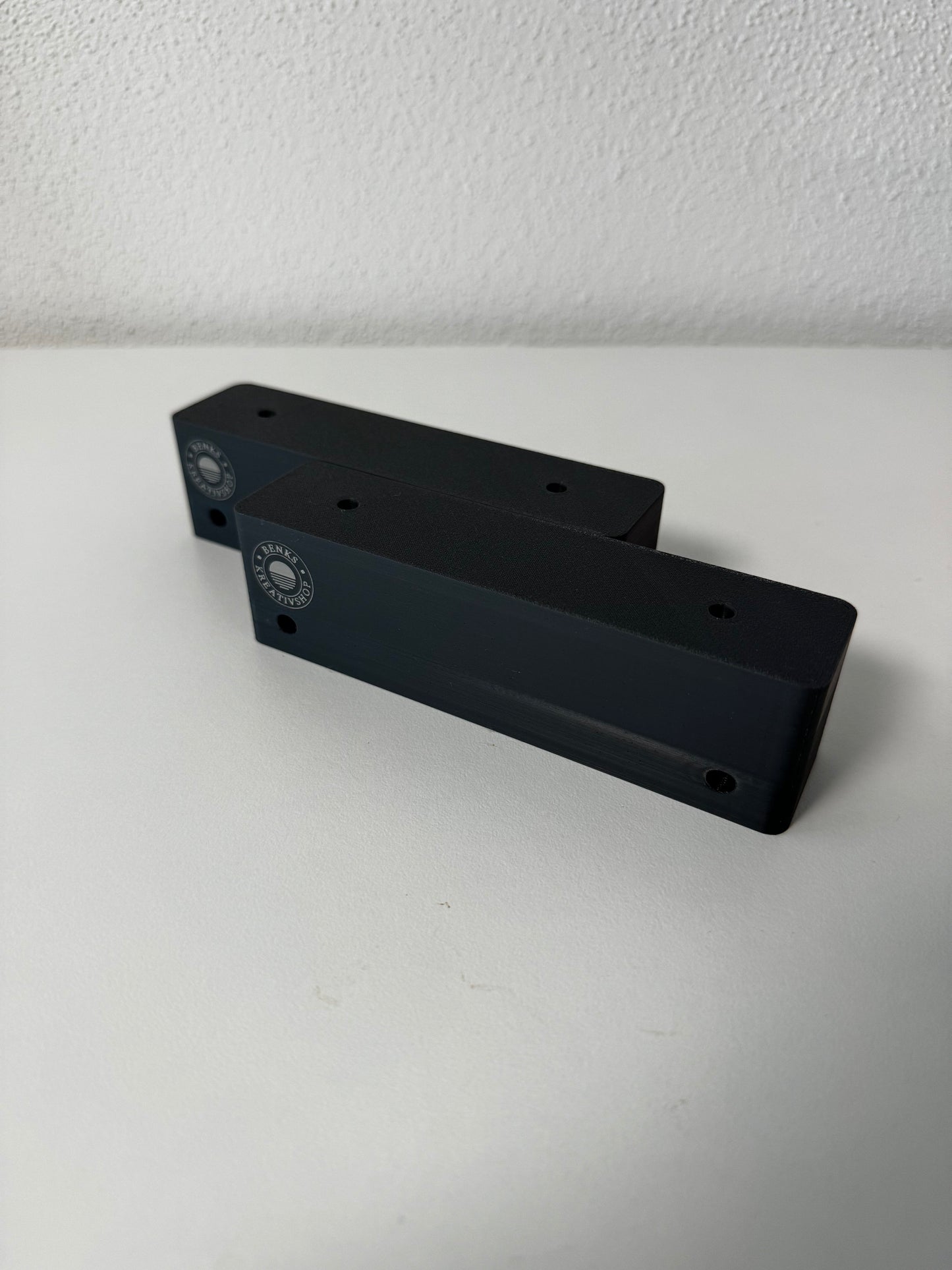 Xtool F1 Riser – Erhöhung & Adapter für größere Gravurobjekte, zwei schwarze Adapter nebeneinander.