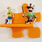 Tonie Puzzle-Erweiterung für 3 Figuren – Flexible Wandregal Ergänzung in 15 Farben mit Figuren auf orangefarbener Ablage.