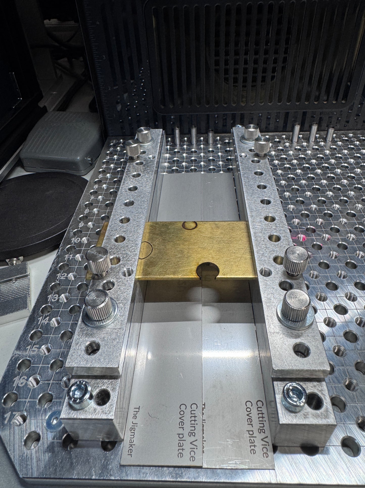 xTool F2 Ultra Cutting Vice – Jigmaker & Fixture Plate Zubehör