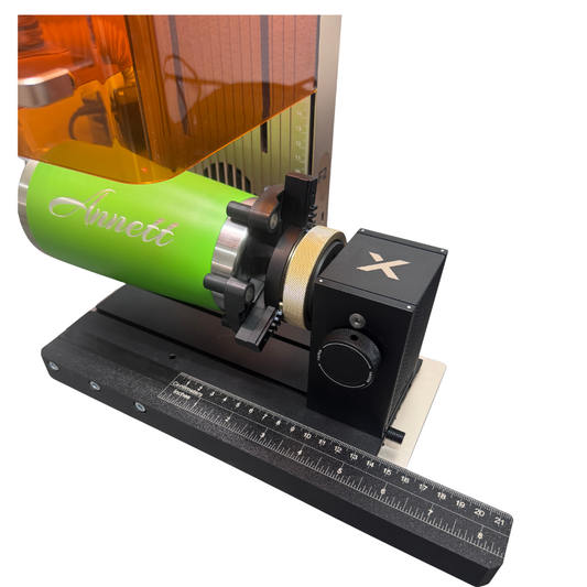 xTool F2 RA3 Alignment Tool mit graviertem grünen Werkstück für präzise Ausrichtung und Gravuren.