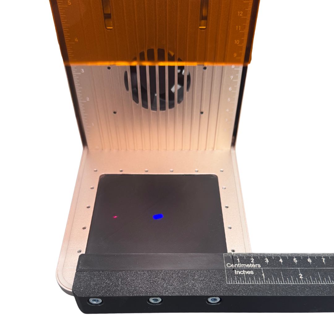 xTool F2 RA3 Alignment Tool mit präziser Ausrichtung für Gravuren und Maßstab auf der Oberfläche.